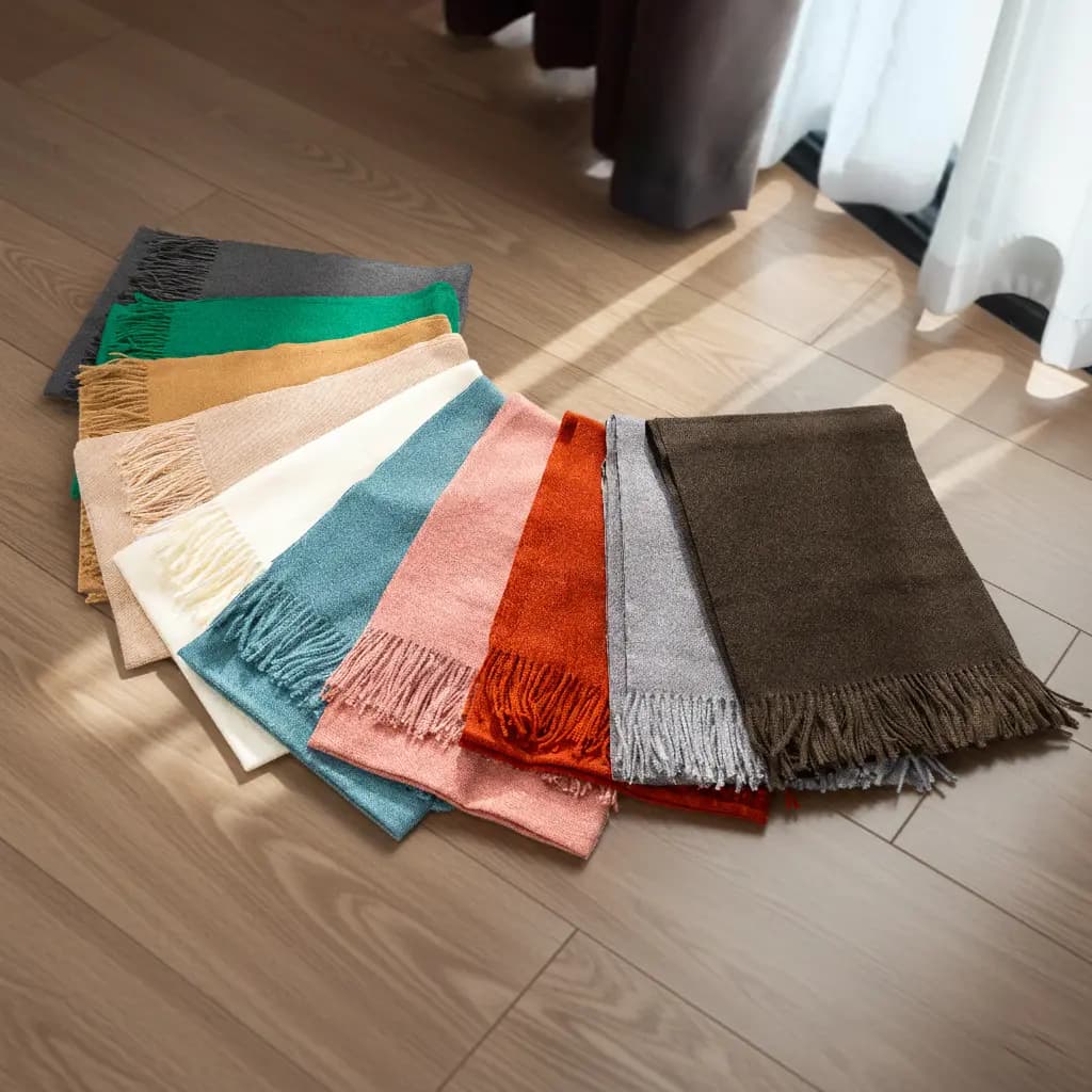 Khăn len thêu tên